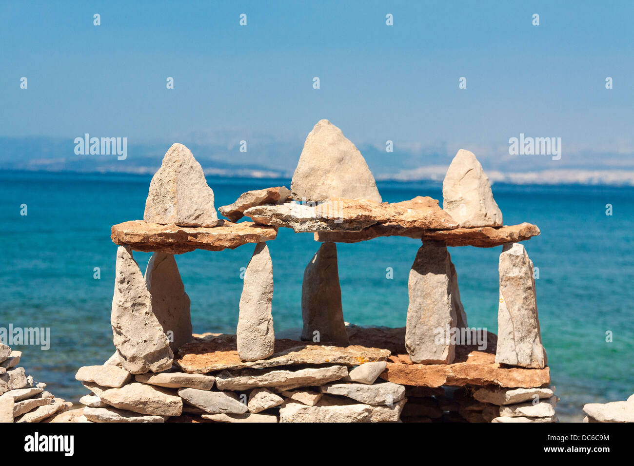 Miniatur-Steinburg an einem Strand in der Nähe von Sutivan Dorf auf der Insel Brač, Kroatien Stockfoto