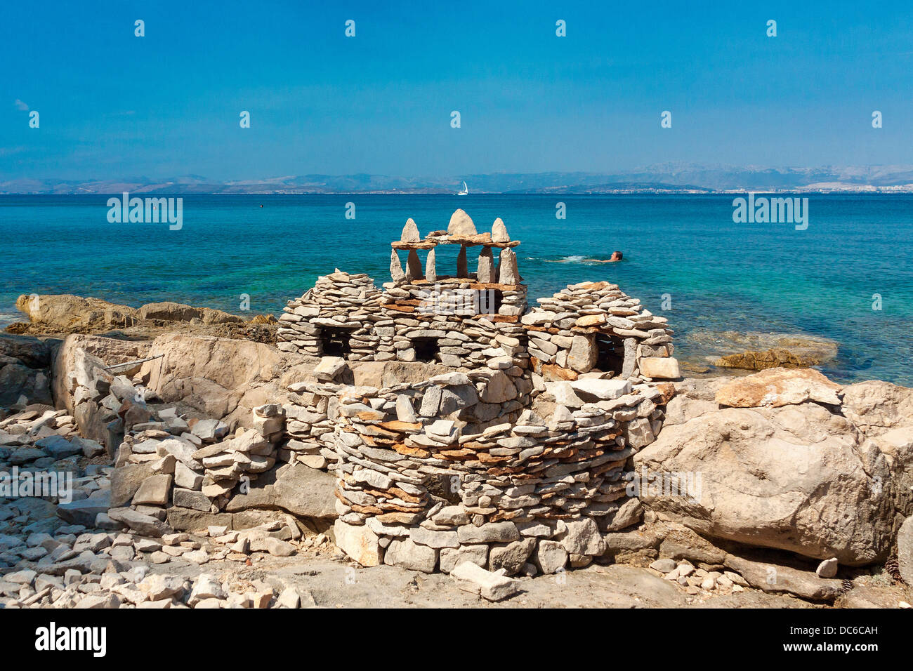 Miniatur-Steinburg an einem Strand in der Nähe von Sutivan Dorf auf der Insel Brač, Kroatien Stockfoto