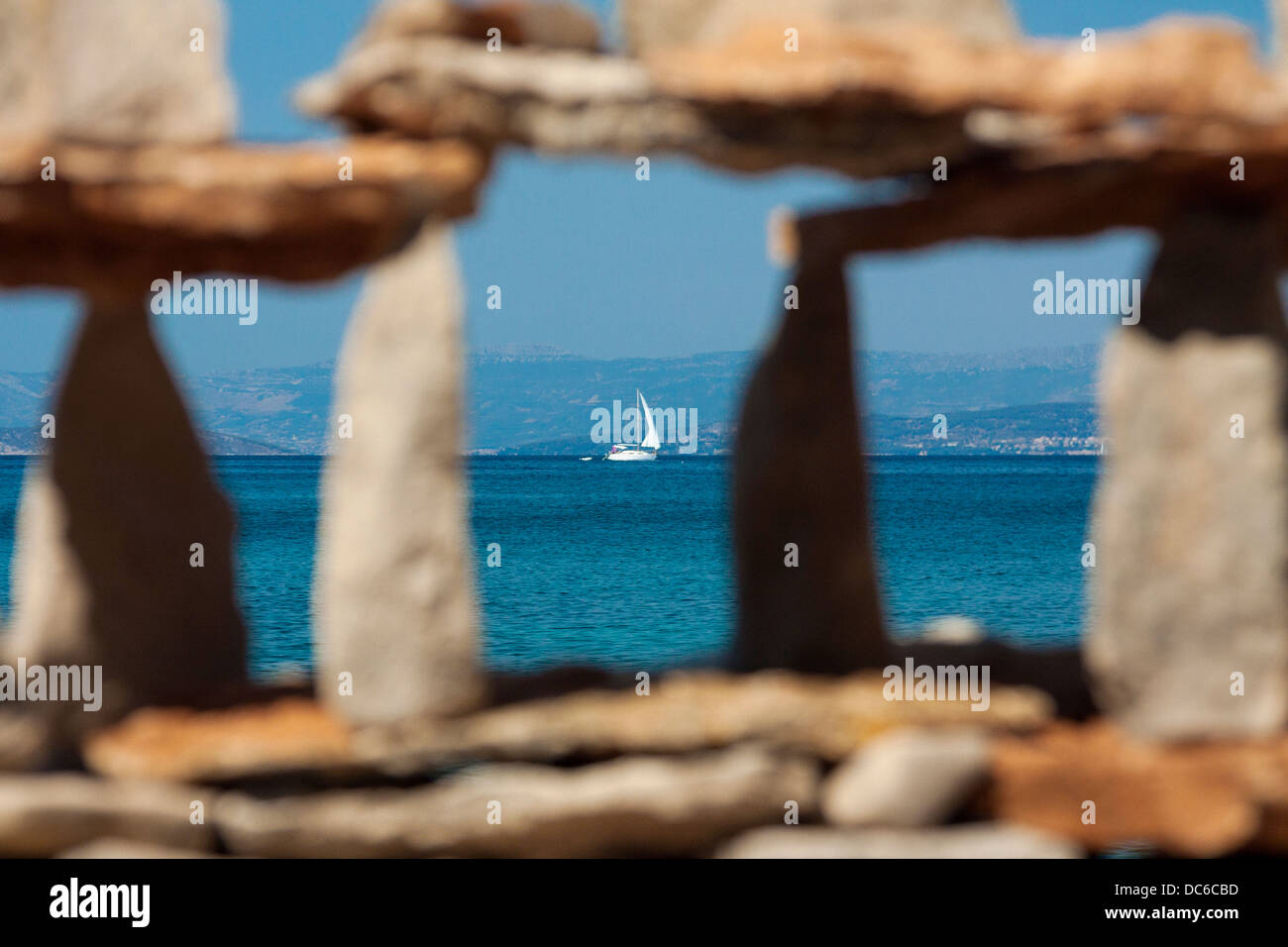 Miniatur-Stein Stein Schloss an einem Strand in der Nähe von Sutivan Dorf auf der Insel Brač, Kroatien Stockfoto