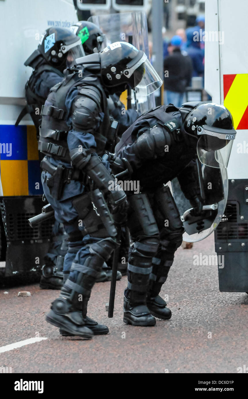 Belfast, Nordirland. 9. August 2013 - A PSNI Offizier verletzt nach Blitzeinschlages vom Ziegel während Unruhen protestieren Loyalisten in Belfast Credit: Stephen Barnes/Alamy Live News Stockfoto