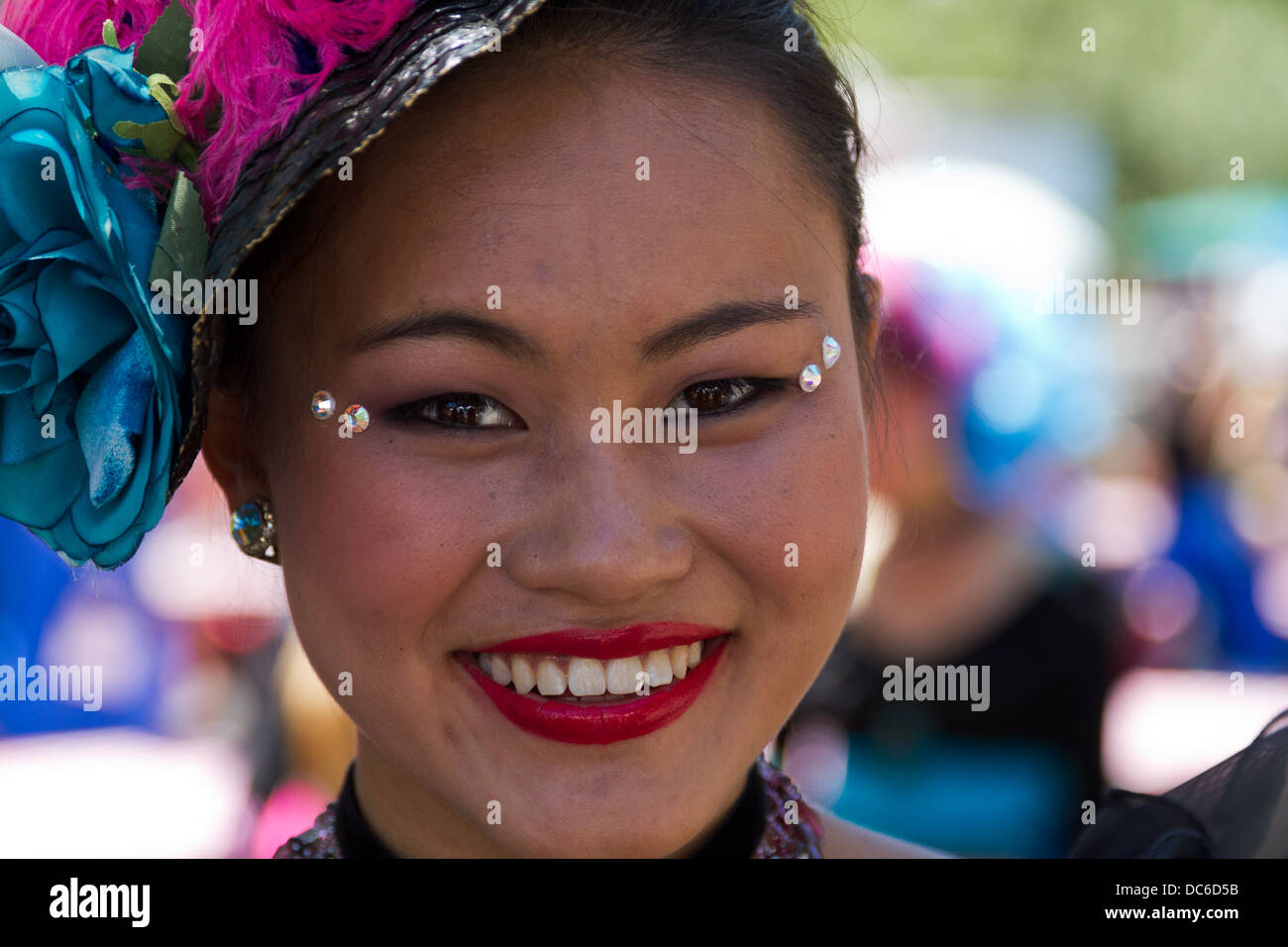 Closeup Portrait der schönen jungen Frau Cancan Tänzerin auf dem Französisch-Festival in Santa Barbara, Kalifornien Stockfoto