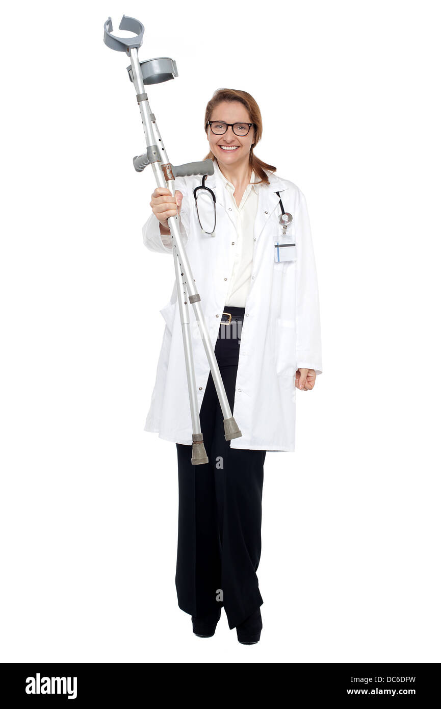 Glücklich Arzt posiert mit Krücken in der hand Stockfoto