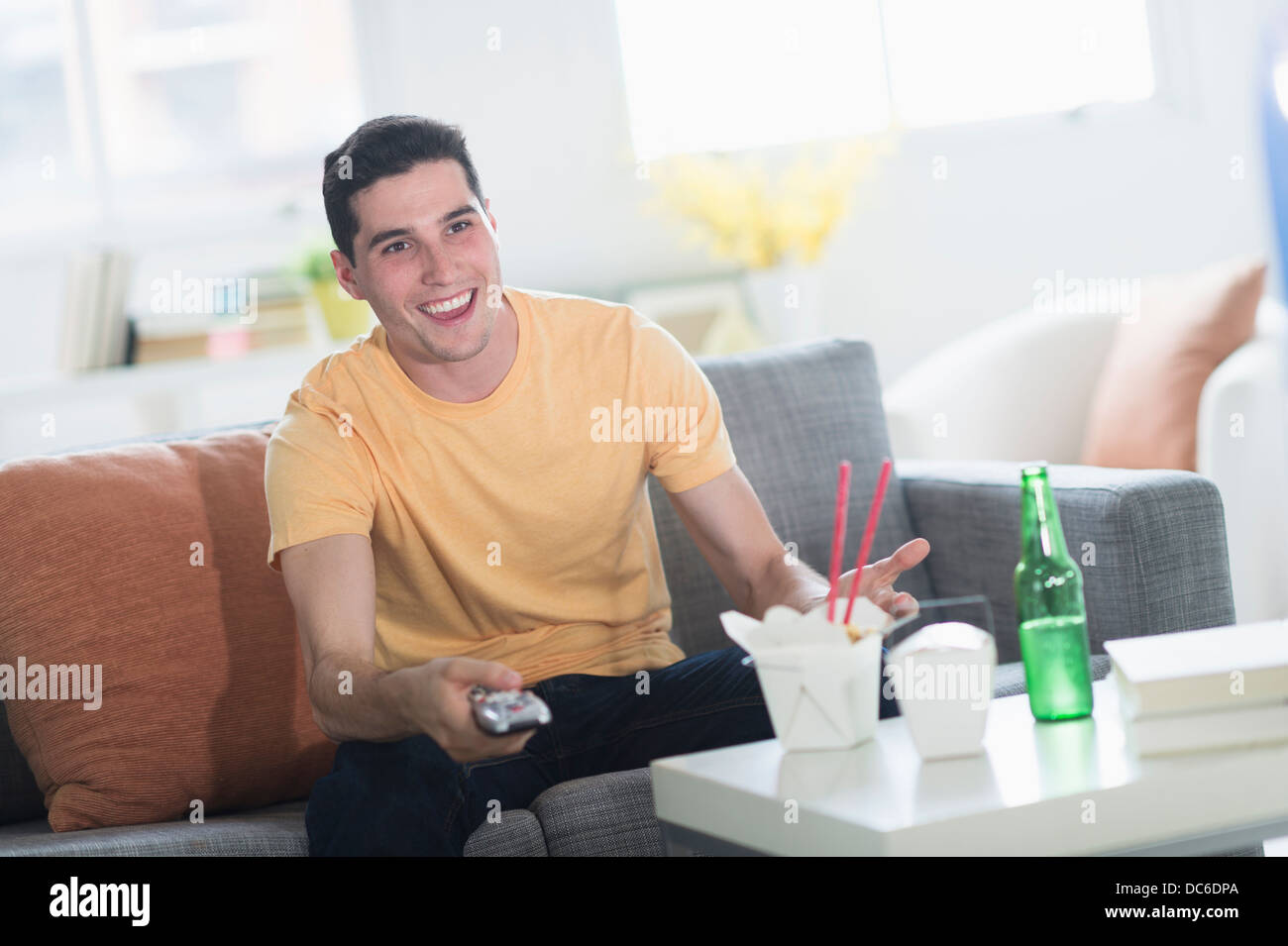 Menschen essen herausnehmen Mahlzeit und vor dem Fernseher Stockfoto