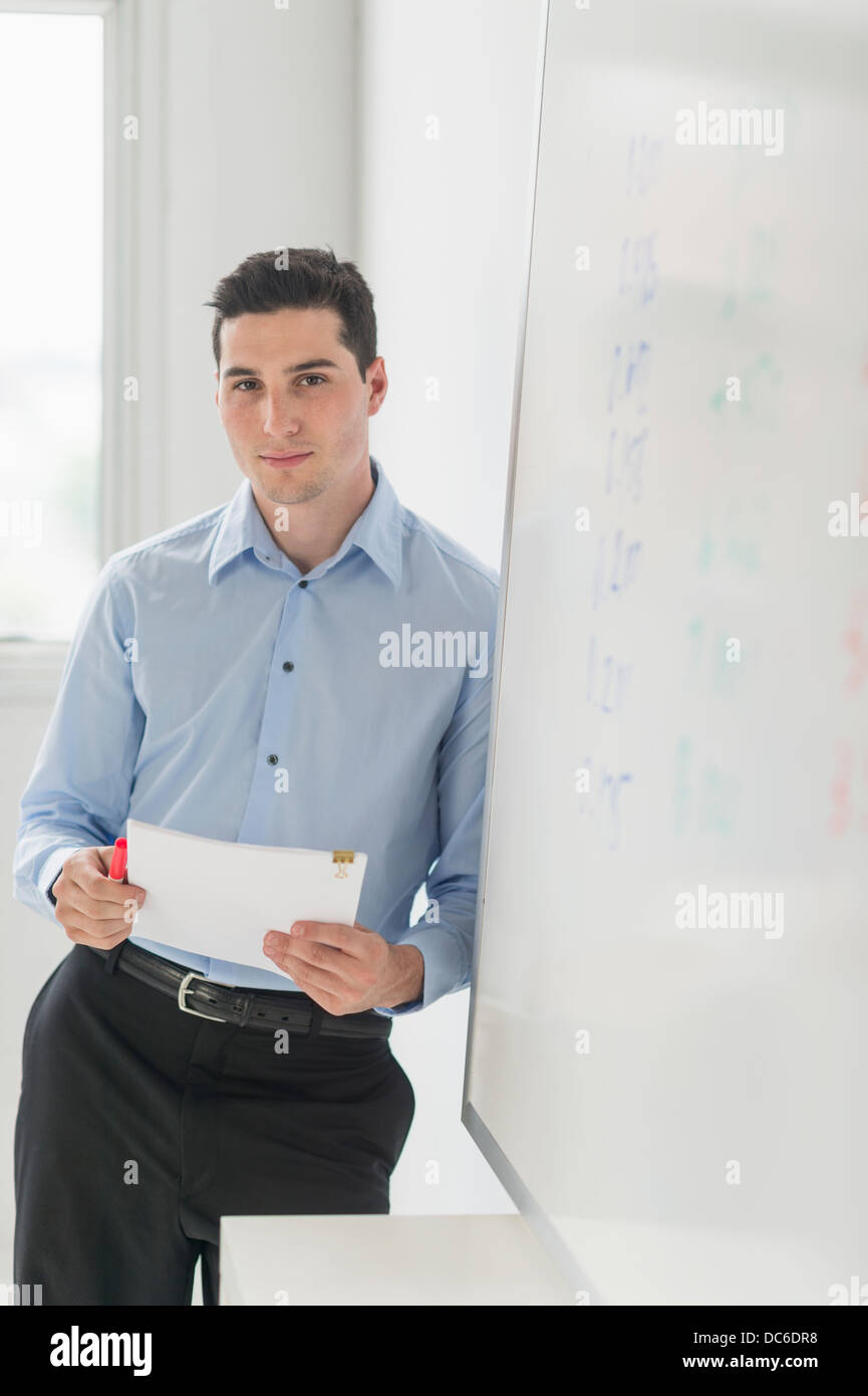 Geschäftsmann, stehen neben whiteboard Stockfoto