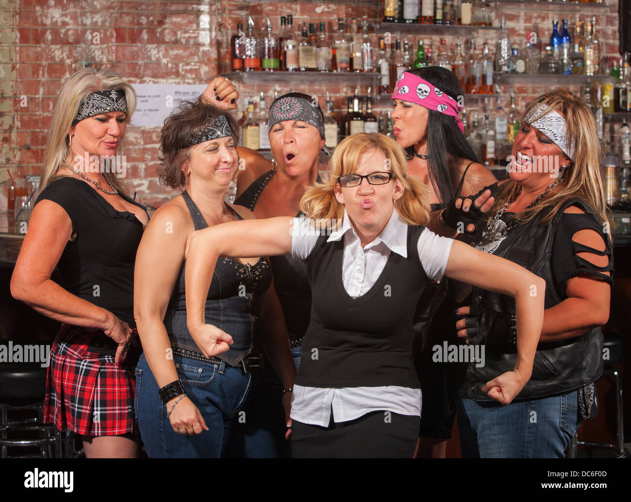 Weibliche Bande lachen über lustige Nerd Stockfoto