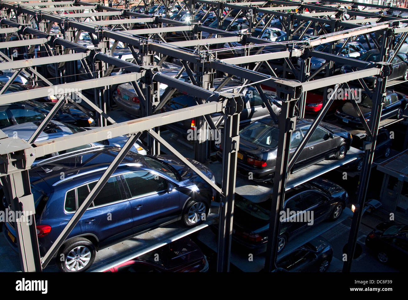 New York Parkplatz, erhöhten Parkgarage mit gestapelten Autos. Stockfoto