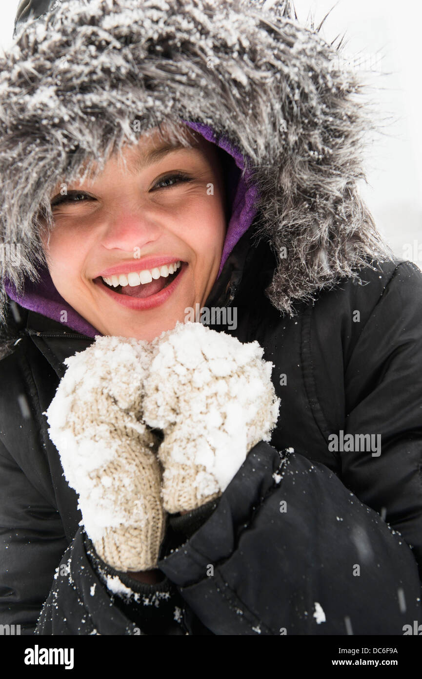 Porträt der lächelnde Frau in warme Kleidung im winter Stockfotografie -  Alamy