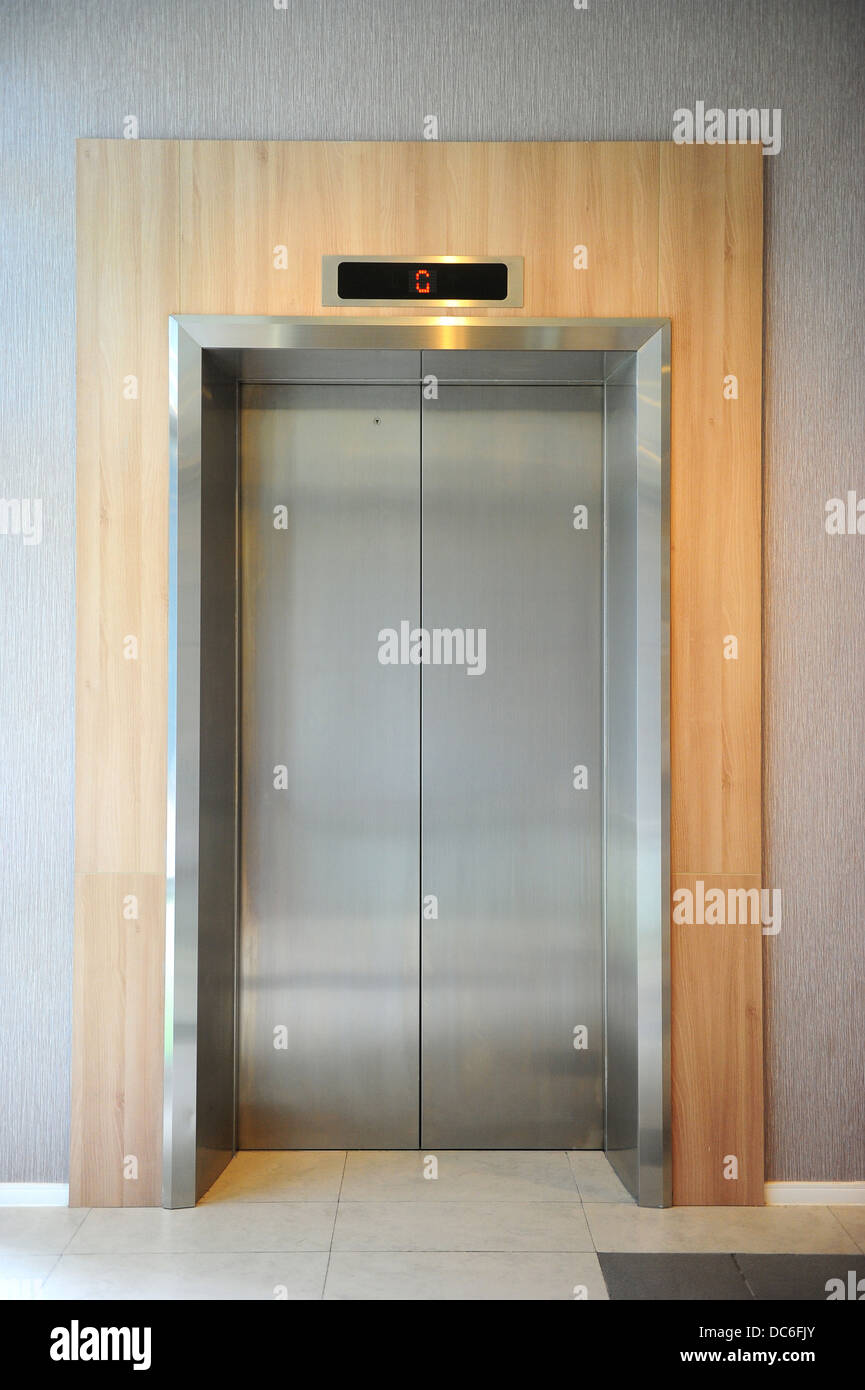 Gebäude-Aufzug Stockfoto