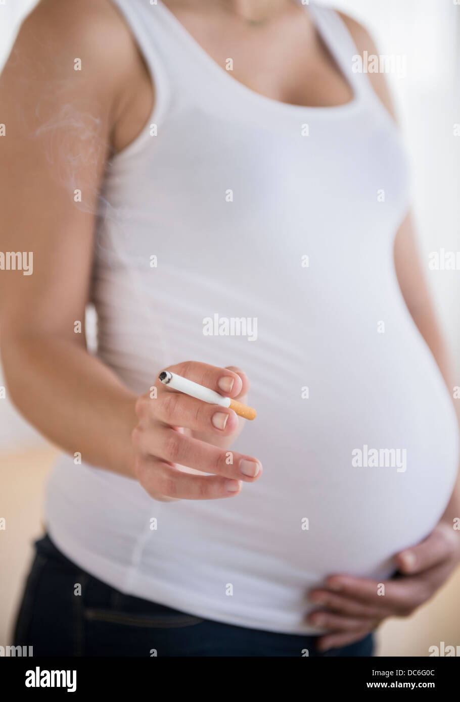Mittleren Bereich schwangere Frau mit Zigarette Stockfoto