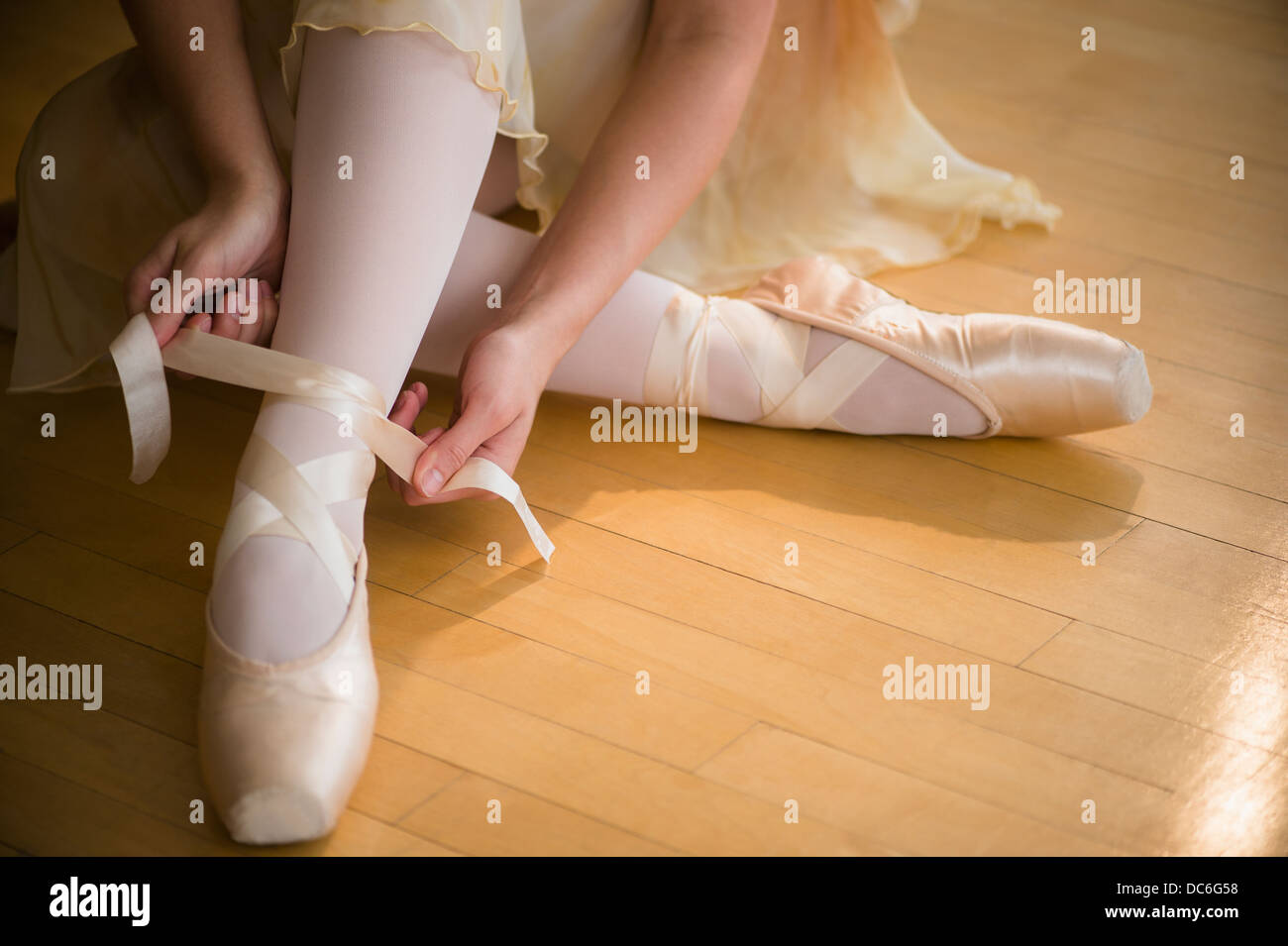 Nahaufnahme von Ballett-Tänzerin (16-17) binden ihre Ballett-Schuh Stockfoto