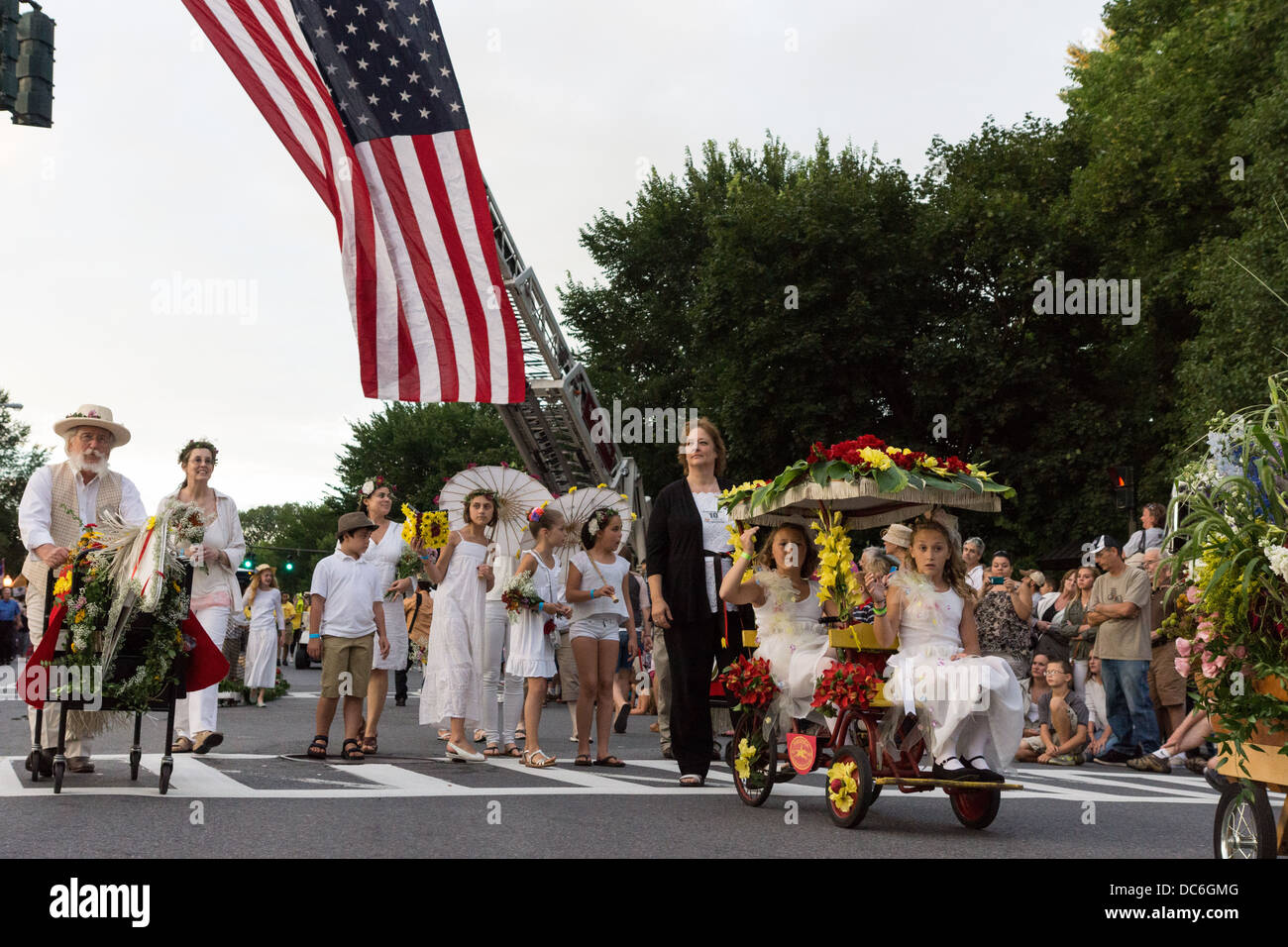 2. August 2013 Saratoga Springs, New York. Teilnehmer in der "Floral Fete Promenade," eine traditionelle Parade geht zurück auf das 19. Jahrhundert Stockfoto