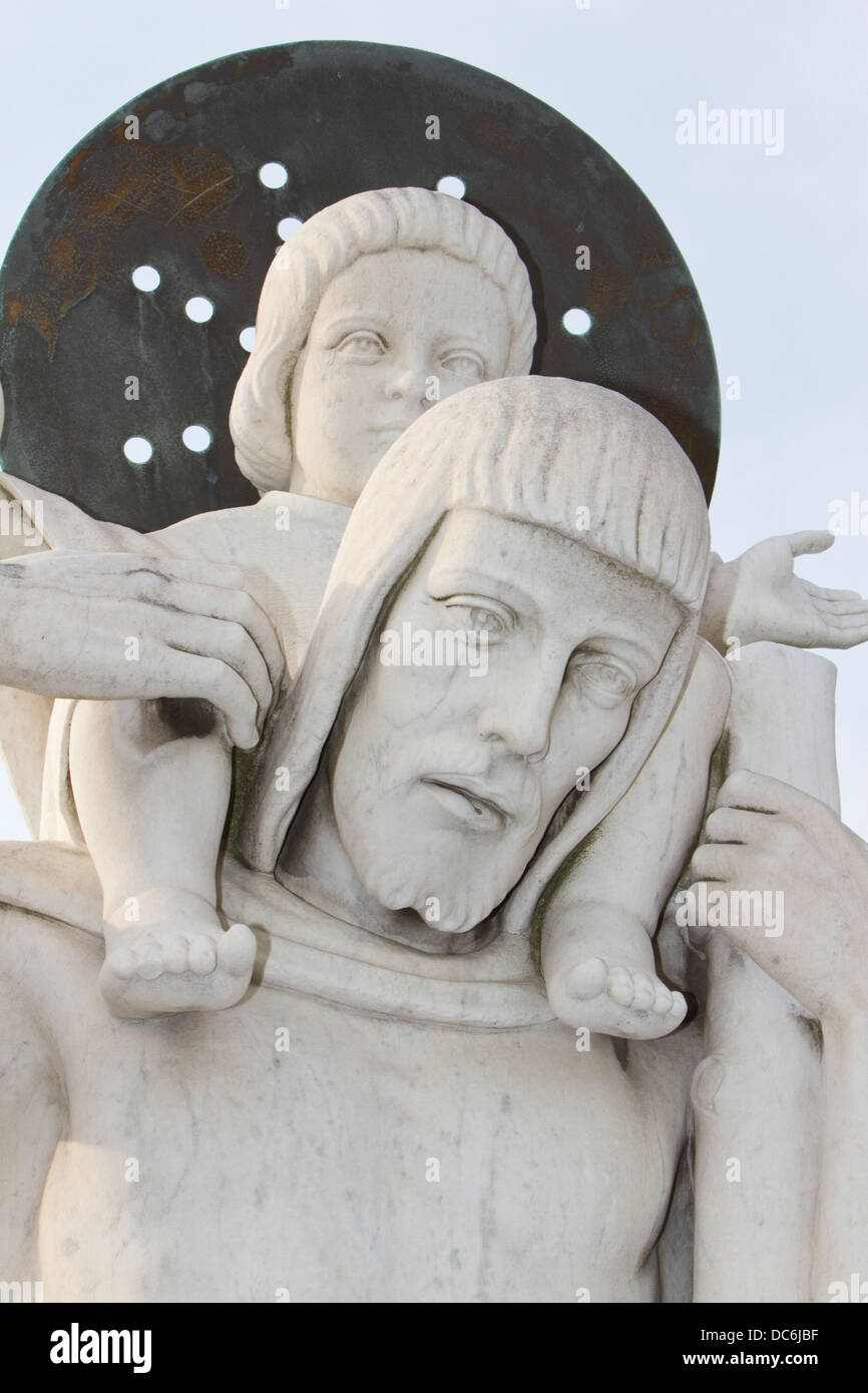 Statue von Christus hält ein Kind. Stockfoto