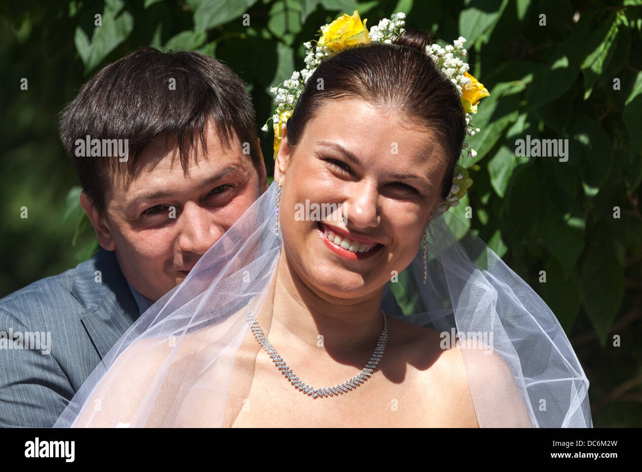 Glückliche Braut trägt geblümte Stirnband, und Bräutigam Tallinn Estland baltischen Staaten Stockfoto