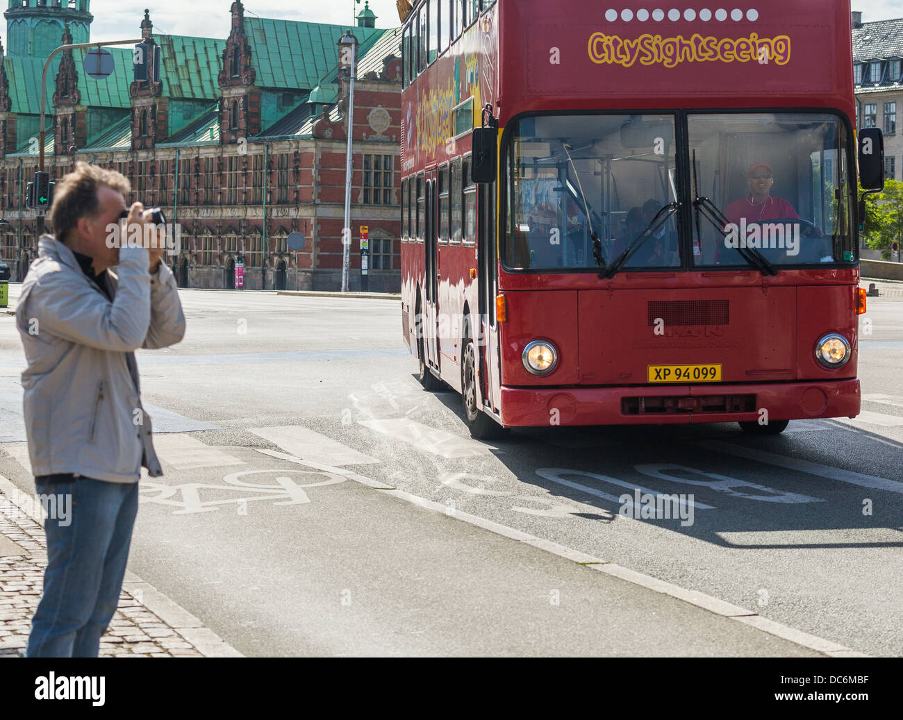 Touristen mit Kamera und Open Top Tour Busse Kopenhagen Dänemark Stockfoto