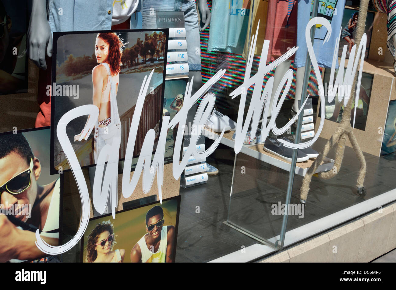 "Die Sonne grüßen" Slogan in einem Mode-Schaufenster, London, UK Stockfoto