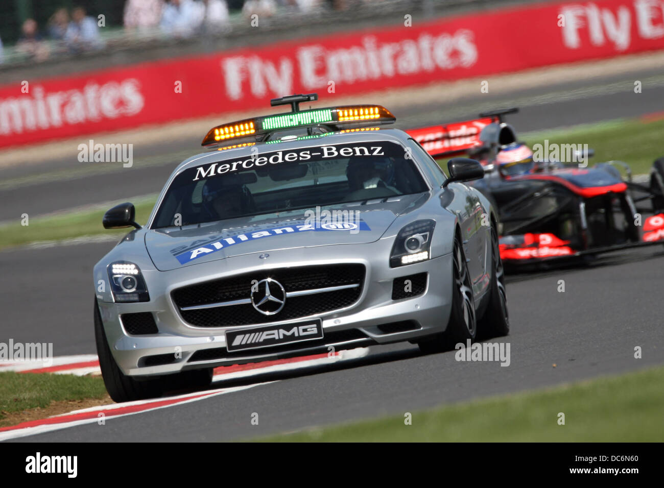 Jenson Button folgt der Mercedes Benz SLS Safety-Car in seinem McLaren-Mercedes beim 2013 F1 British GP, Silverstone. Stockfoto