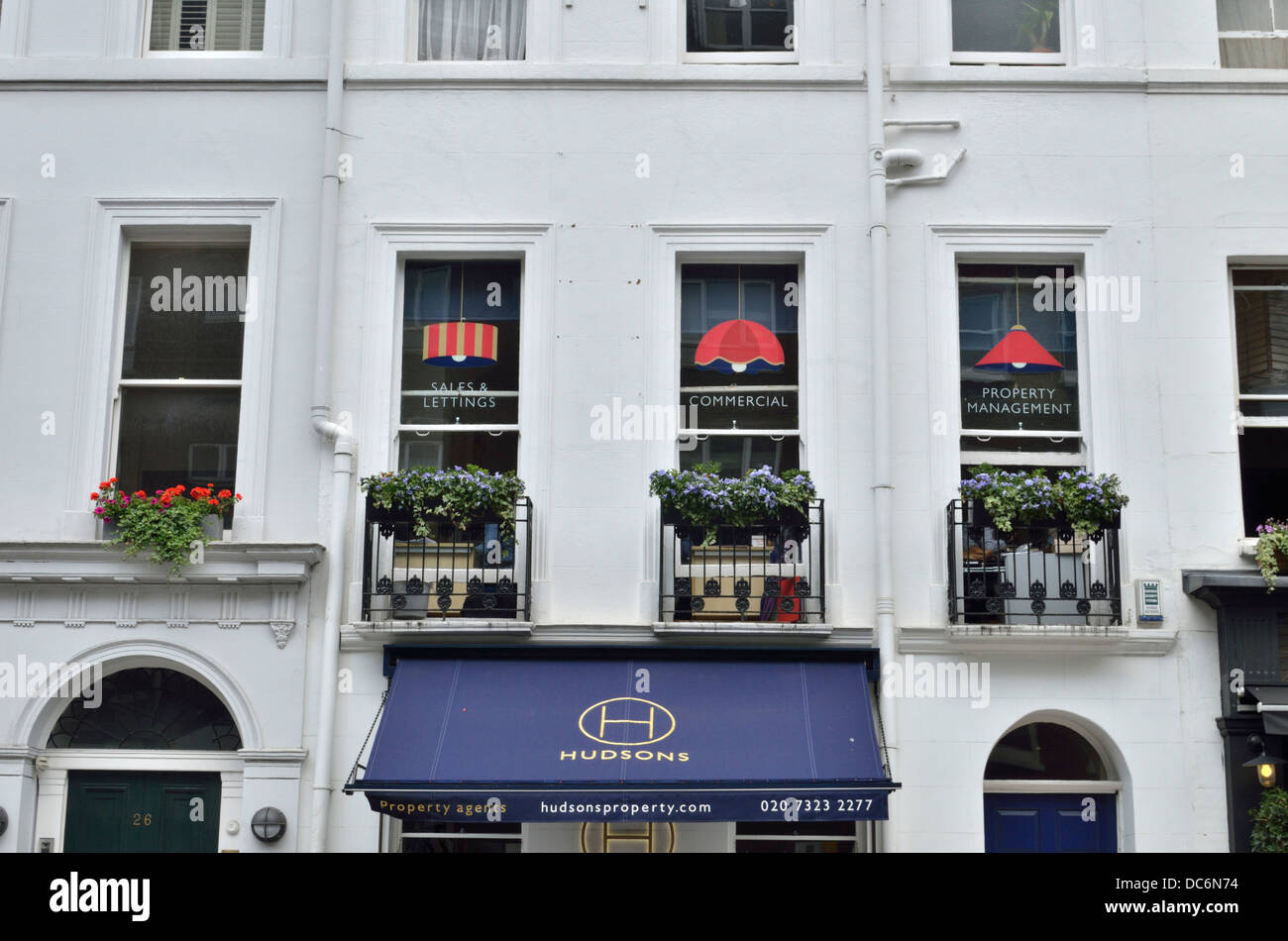 Hudsons Immobilienmakler Sachgeschäft in Charlotte Street, Fitzrovia, London, Großbritannien. Stockfoto