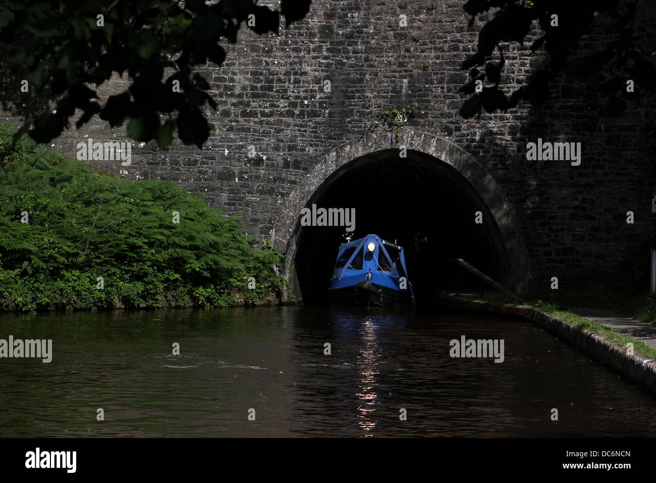 Blaue Narrowboat in Chirk tunnel Stockfoto