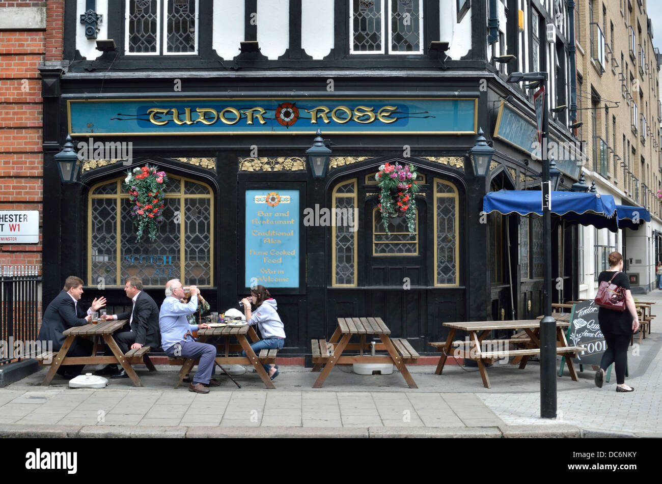 Tudor-Rose Pub Blandford Straße Marylebone London UK Stockfoto