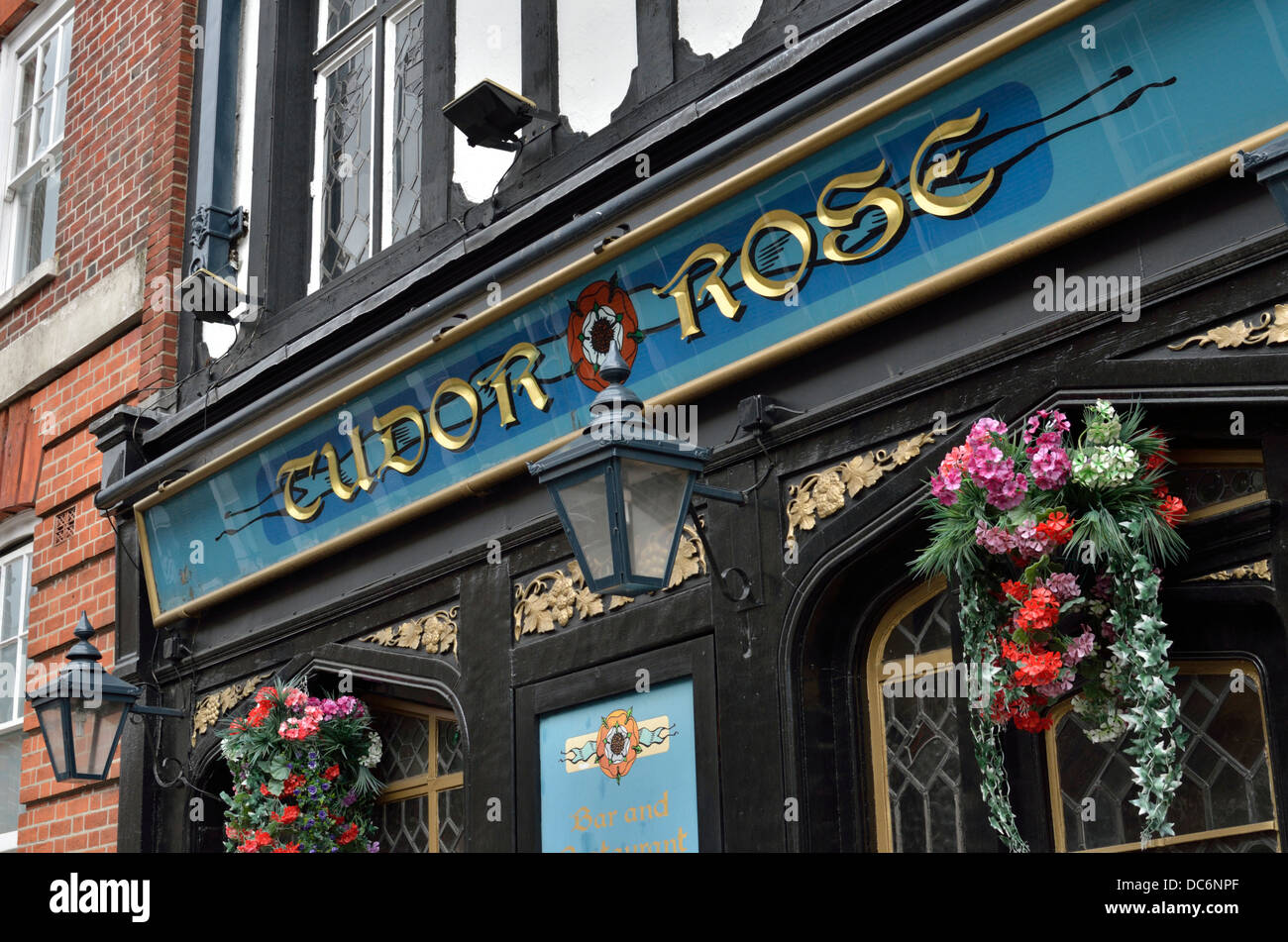 Die Tudor-Rose Pub in Blandford Straße, Marylebone, London, Großbritannien. Stockfoto