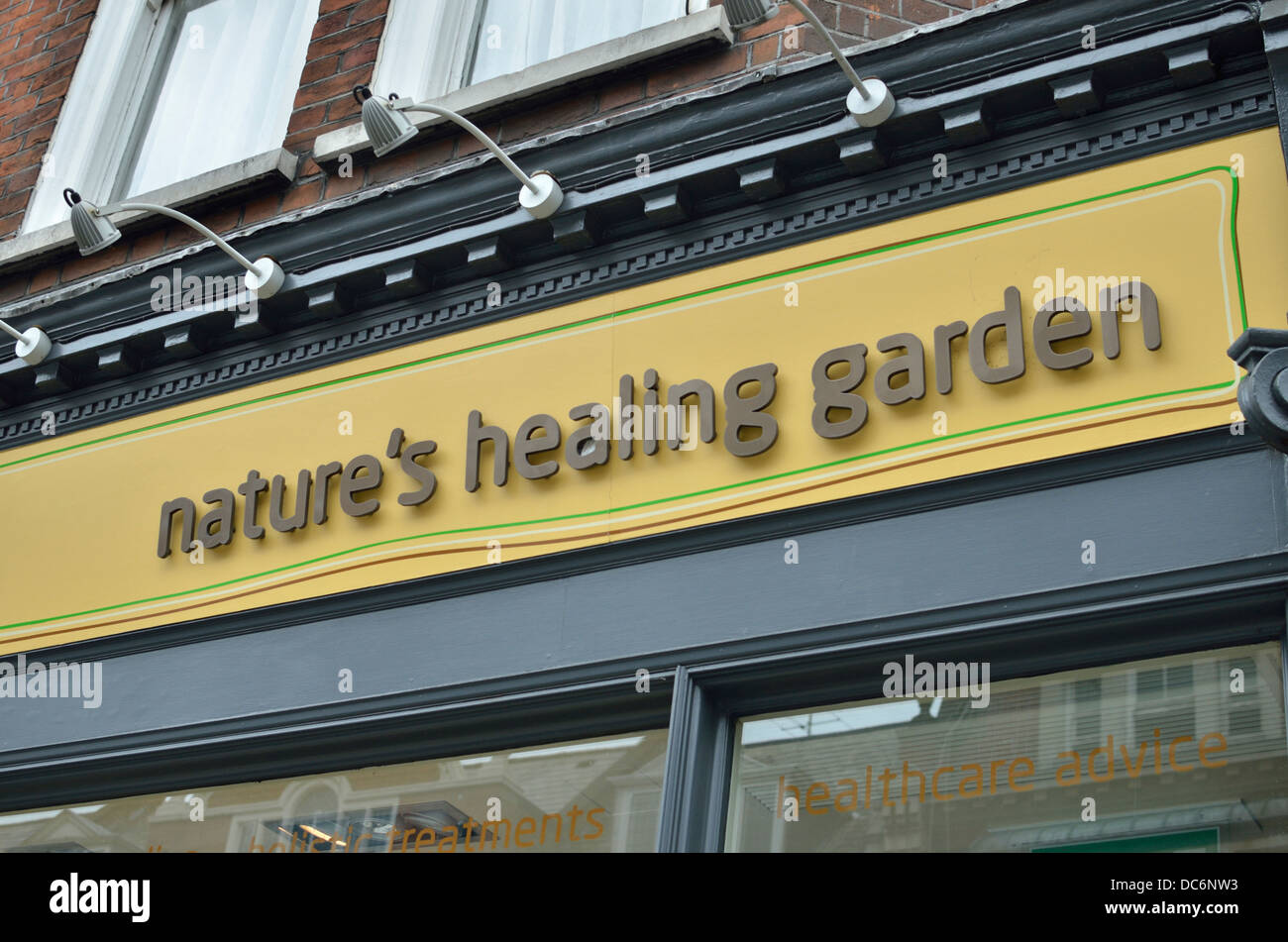 "Dem Garten der Natur Heilung" zu unterzeichnen, über einem Geschäft Stockfoto