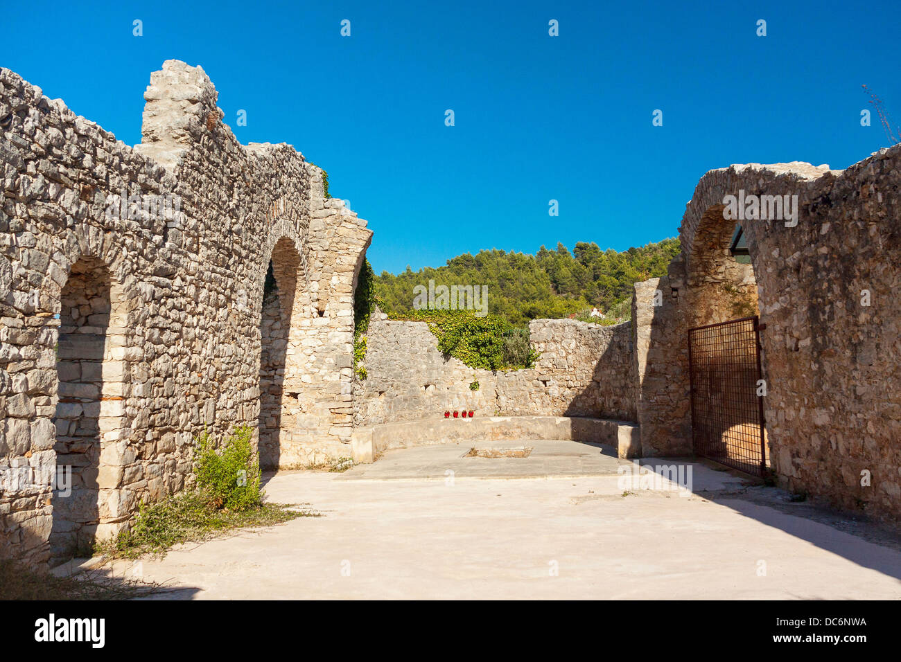 Ruinen der frühchristlichen Basilika aus dem 5. / 6. Jahrhundert in der Nähe von Lovrecina Strand auf der Insel Brač, Kroatien Stockfoto