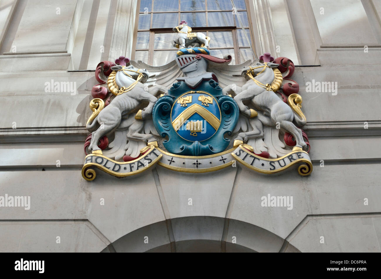 Halten Sie schnell sitzen Sie sicher Motto Wappen der Worshipful Company of Sattler, London, UK Stockfoto