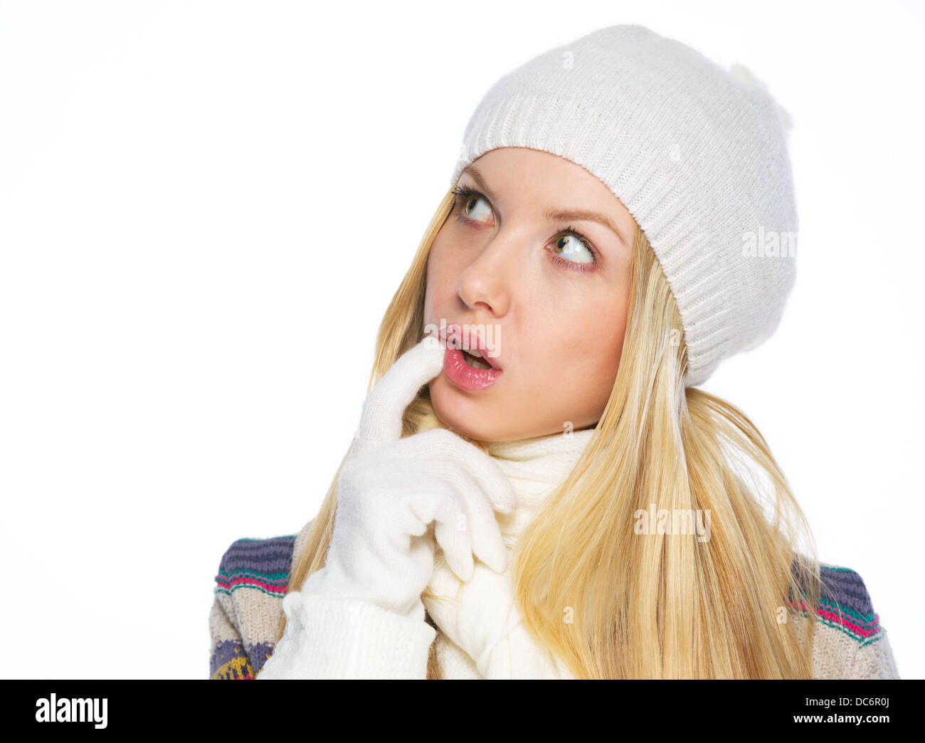Nachdenkliche junge Frau in Winterkleidung auf Textfreiraum Stockfoto