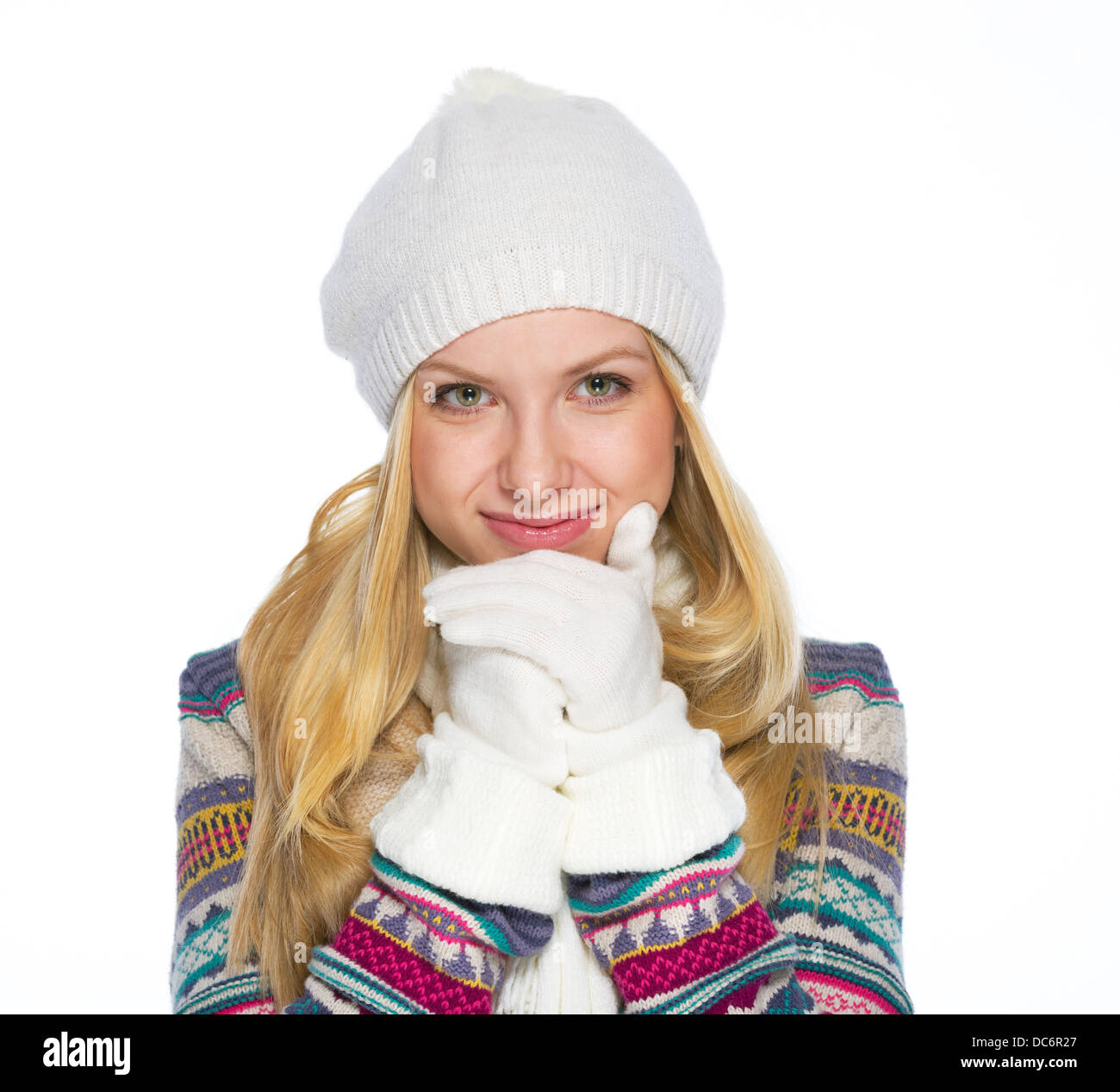 Porträt der lächelnde junge Frau im Winter Kleidung wärmende Hände Stockfoto