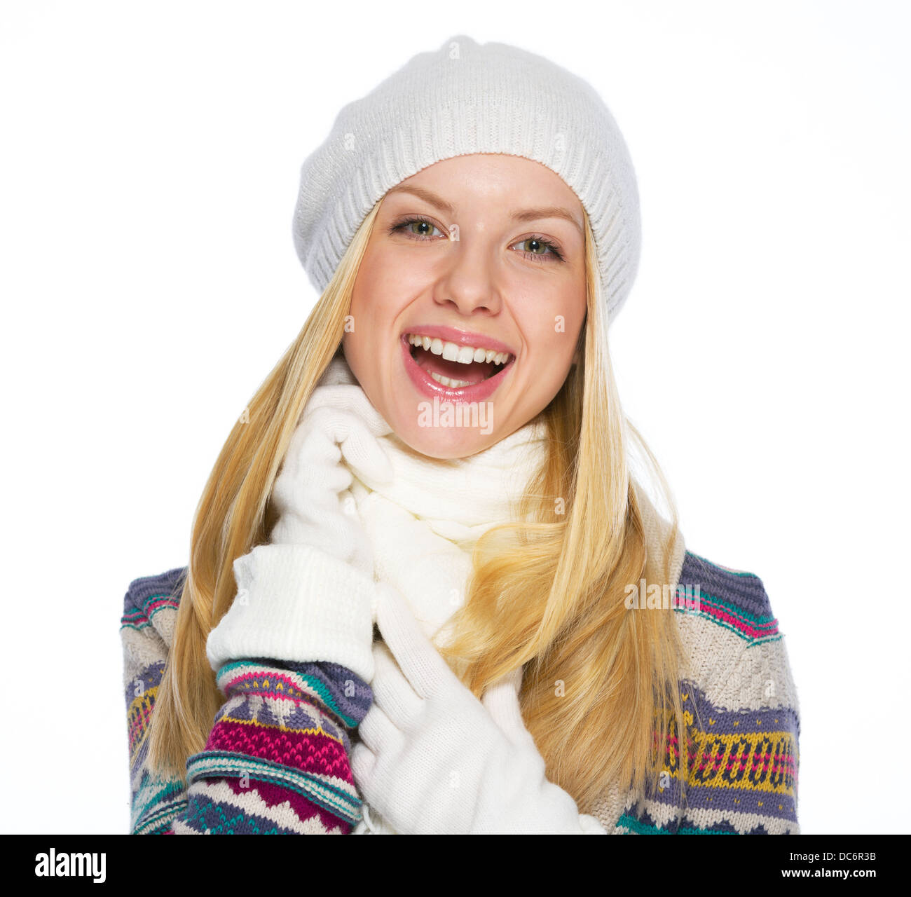 Porträt der lächelnde junge Frau in Winterkleidung Stockfoto