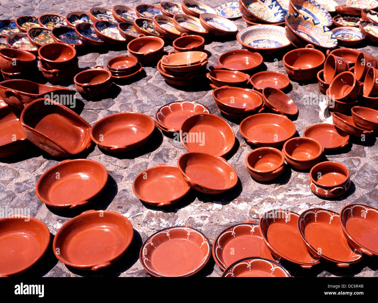 Terracotta Töpfen und Geschirr für Verkauf, Evora, Alentejo, Portugal,  Westeuropa Stockfotografie - Alamy