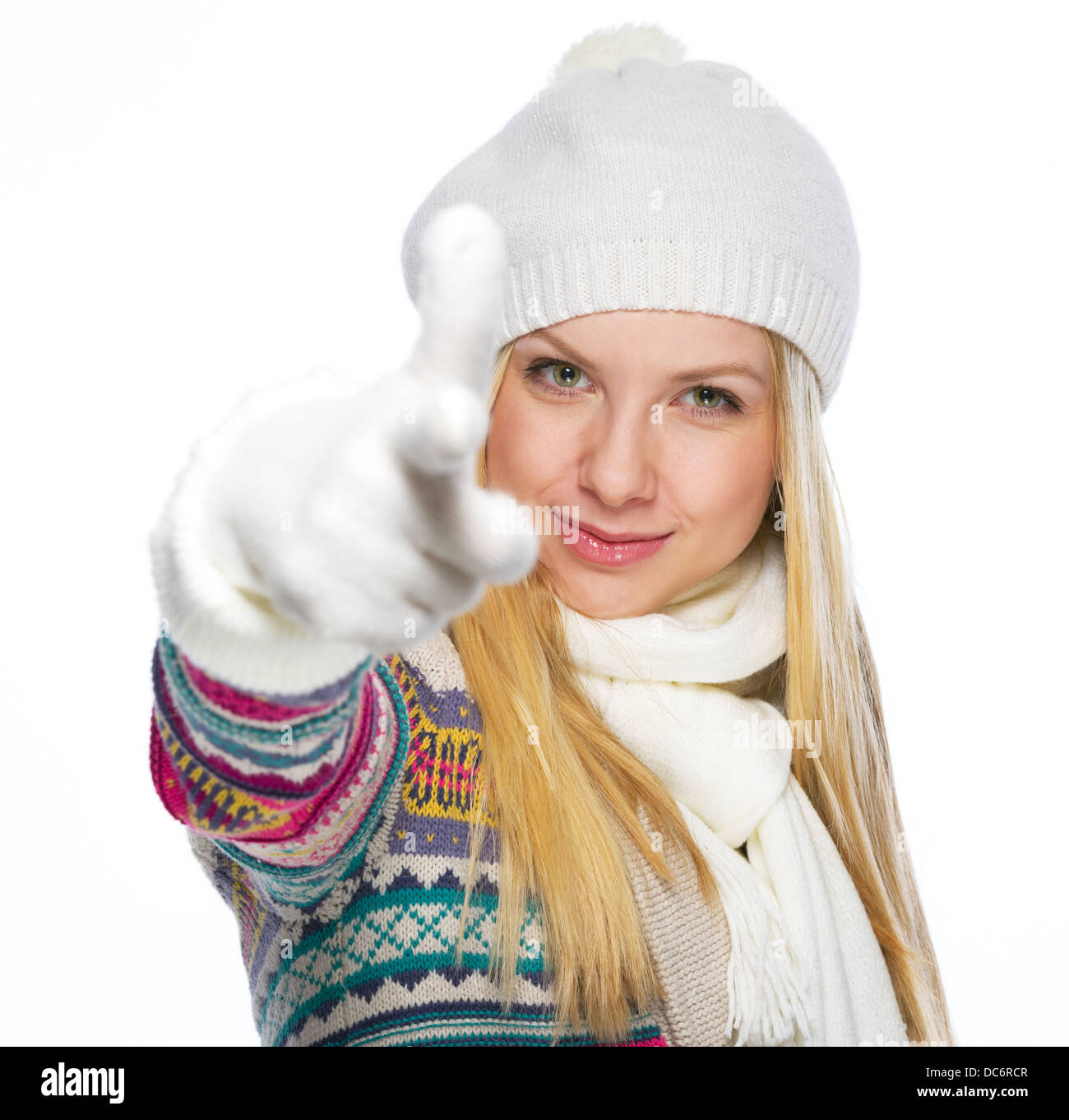 Glückliche junge Frau in Winterkleidung unter Ausschluss der Öffentlichkeit zeigen Stockfoto