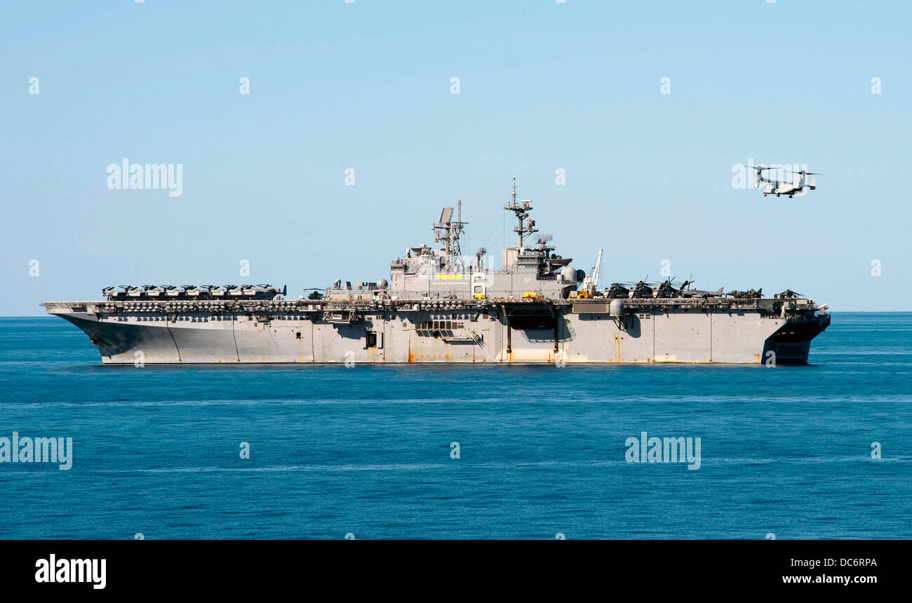 Ein US-Marine MV-22 Osprey Ansätze amphibischer Angriff Schiff USS Bonhomme Richard 6. August 2013 in der Coral Sea in Betrieb. Stockfoto