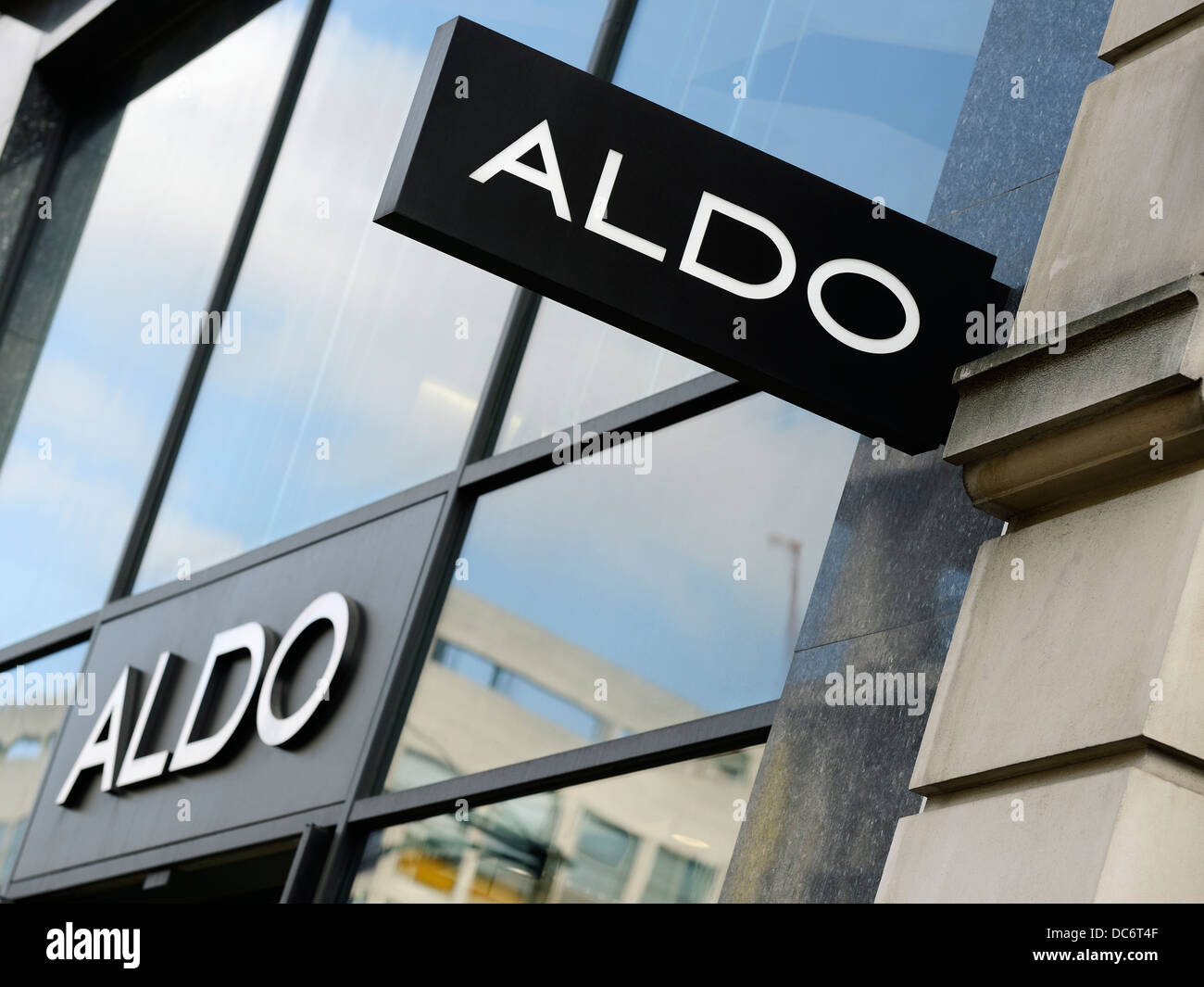 Aldo Shop Sign, Oxford Street, London, Großbritannien. Die Niederlassung in London des kanadischen Schuheinzelhändlers war weltweit im Besitz. Stockfoto