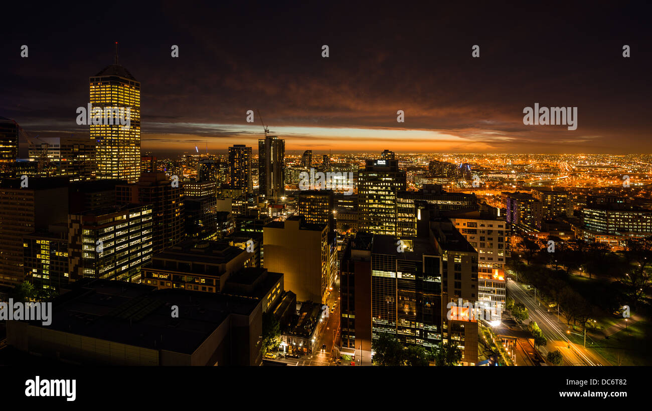Die Lichter der Stadt angehen nach Sonnenuntergang in Melbourne, der Hauptstadt des australischen Bundesstaates Victoria. Stockfoto