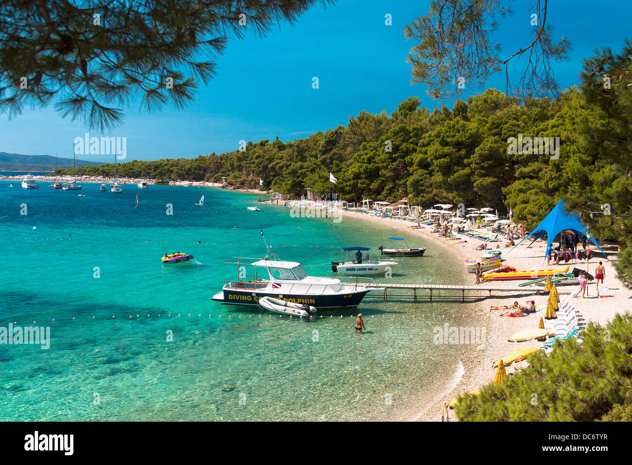 Menschen am Strand in Bol auf der Insel Brač, Kroatien Stockfoto