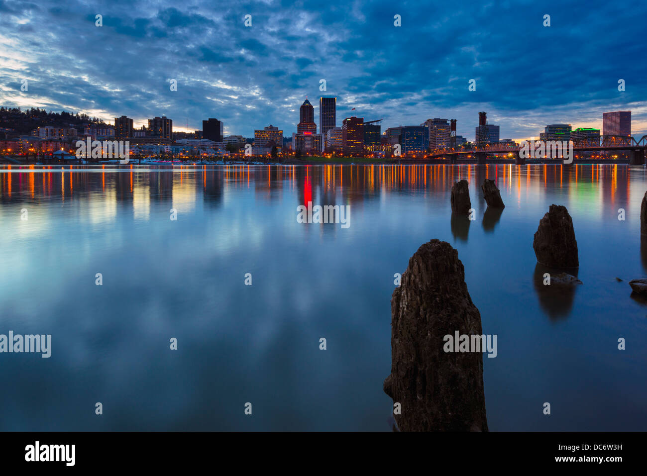 USA, Oregon, Multnomah County, Portland, Blick auf die Stadt bei Sonnenuntergang Stockfoto