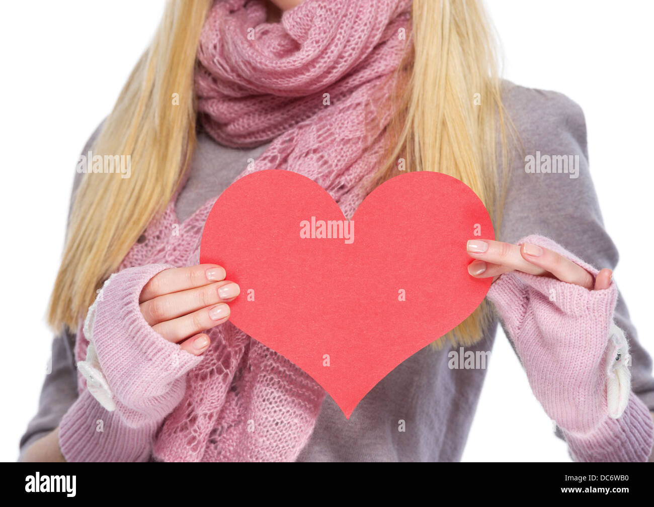 Closeup auf herzförmigen Postkarte in der Hand von Teenager-Mädchen im Winterhandschuhe und Schal Stockfoto