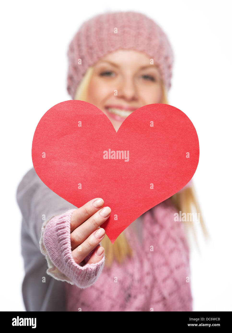 Closeup auf herzförmigen Postkarte in der Hand von Teenager-Mädchen im Winterhandschuhe und Schal Stockfoto