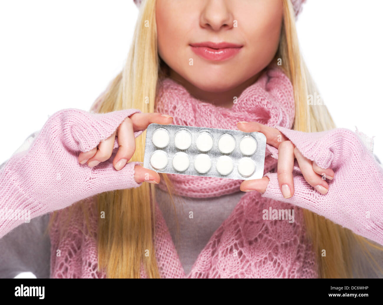 Closeup auf Pillen-Packung in der Hand von Teenager-Mädchen im Winterhandschuhe und Schal Stockfoto