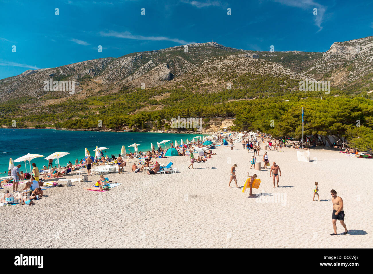 Menschen am Strand Zlatni Rat in Bol auf der Insel Brač Kroatien Stockfotografie Alamy