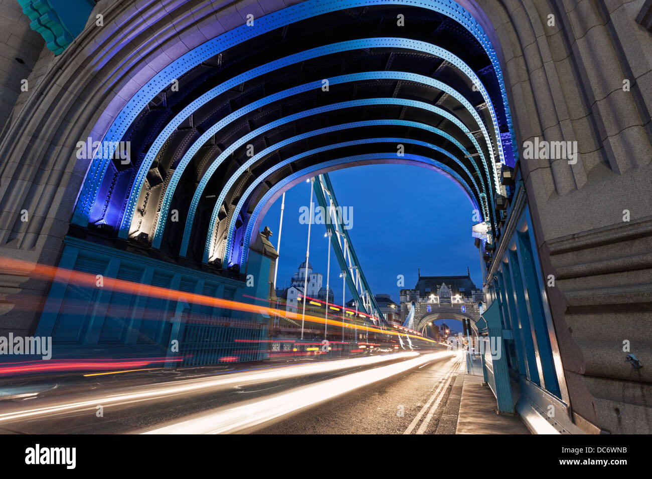UK, London, Tower Bridge gesehen von arch Stockfoto