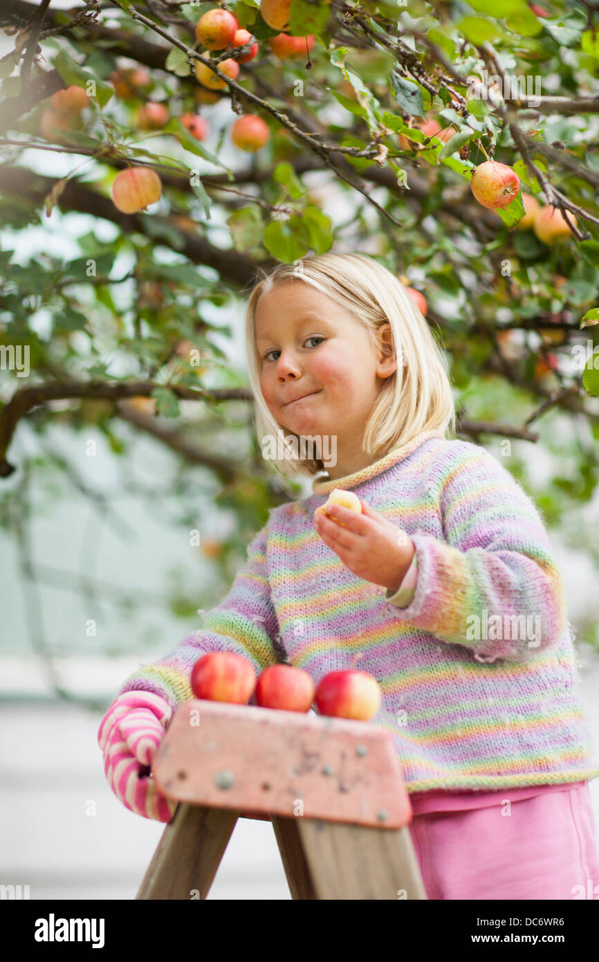 Mädchen (2-3) schmeckenden Apfel Stockfoto
