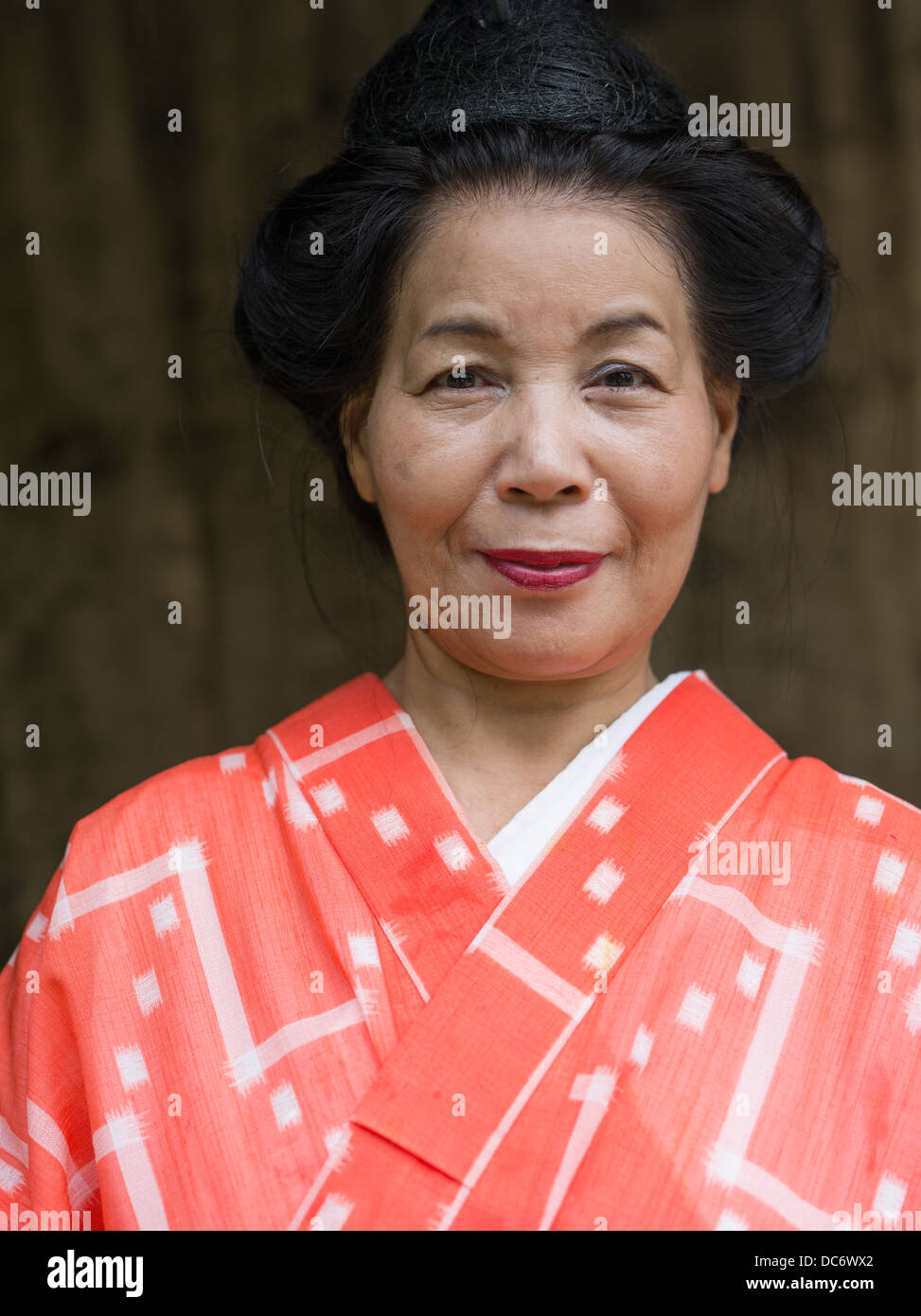 Okinawa-Frau in traditioneller Kleidung am Ryukyu Mura ein historisches Dorf in Yomitan, Okinawa, Japan Stockfoto