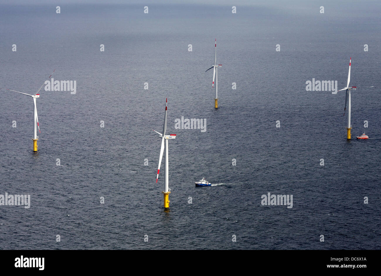 HANDOUT - eine Handout Datei datiert 10. August 2013 zeigt Windkraftanlagen im Offshore-Windpark Riffgat in der Nähe von Borkum, Deutschland. Der Windpark ist noch nicht an das Stromnetz angeschlossen und liefern Strom im Februar 2014. Foto: MARKUS HIBBELER Stockfoto