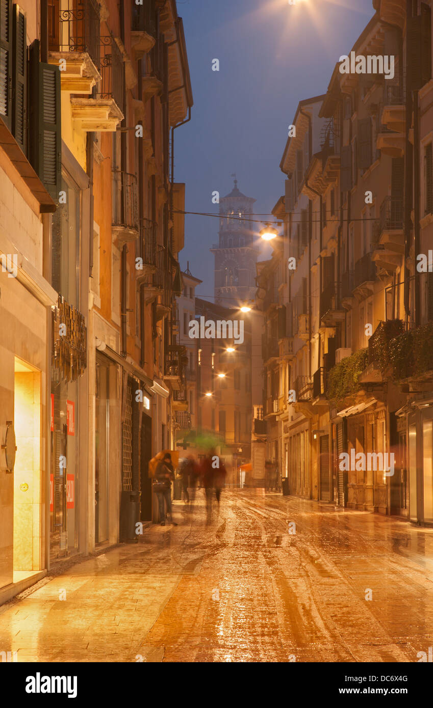 Verona - Via Giuseppe Mazzini im Winter Dämmerung und Regen Stockfoto