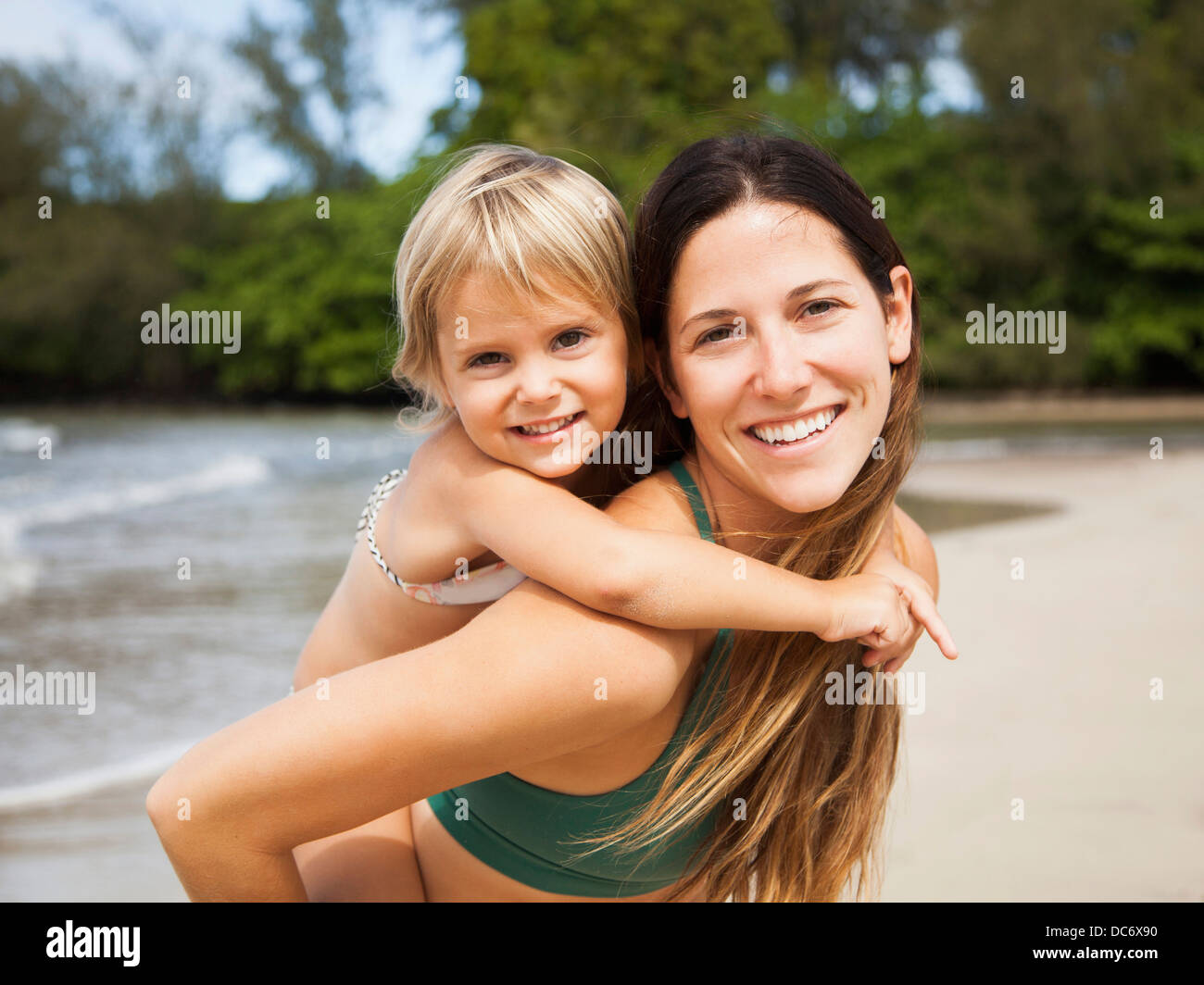 USA, Hawaii, Kauai, Mutter mit Tochter (2-3) am Strand Stockfoto