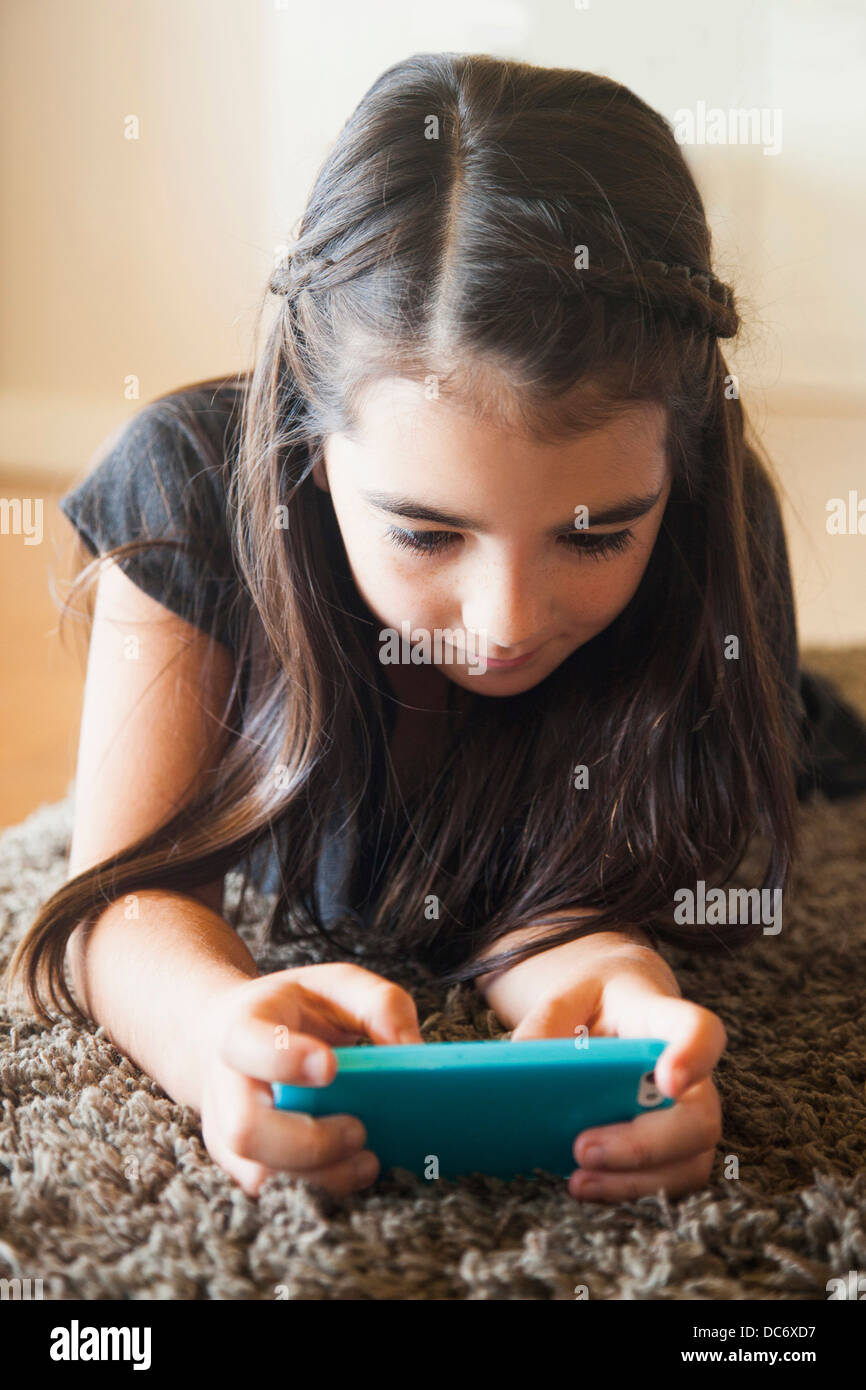 Mädchen (8-9) Handy Spiel Stockfoto