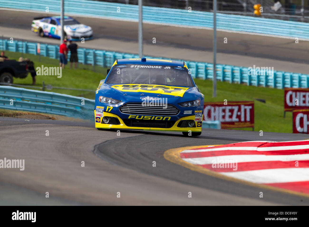 Watkins Glen, New York, USA. 9. August 2013. Watkins Glen, New York - 9. August 2013: Ricky Stenhouse Jr. (17) rollt durch den Esses während einer Übung für die 355 Cheez-It in The Glen-Rennen in Watkins Glen Inernational in Watkins Glen, NY. Bildnachweis: Csm/Alamy Live-Nachrichten Stockfoto