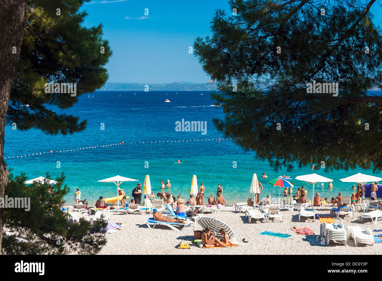 Touristen am Strand Zlatni Rat in Bol auf der Insel Brač, Kroatien Stockfoto